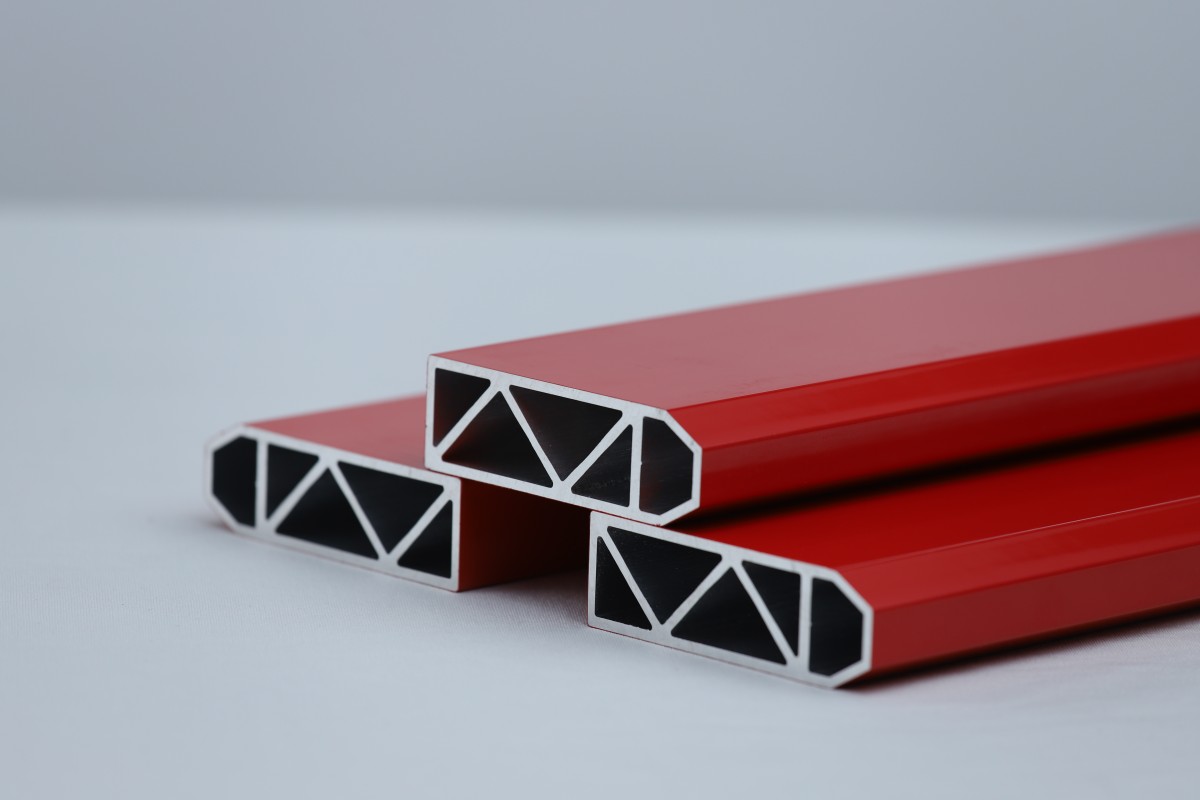 新能源汽车电池托盘中间梁